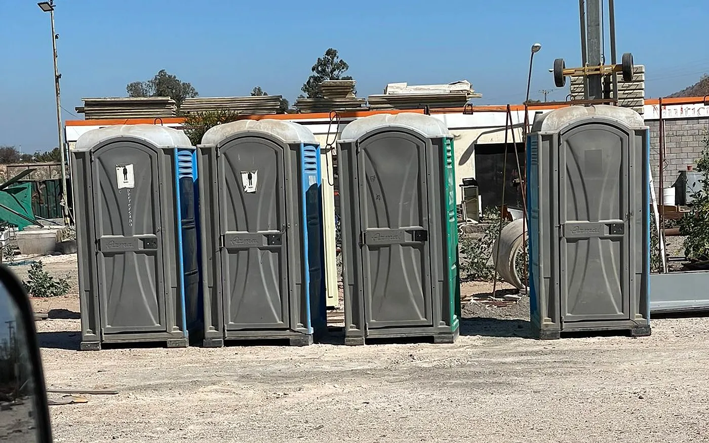 Fila de baños químicos de Quimalva en terreno