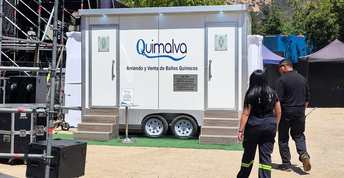Remolque de baños VIP de Quimalva en el campo